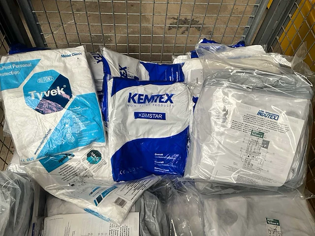 Ca. 44x diverse overalls - afbeelding 1 van  6
