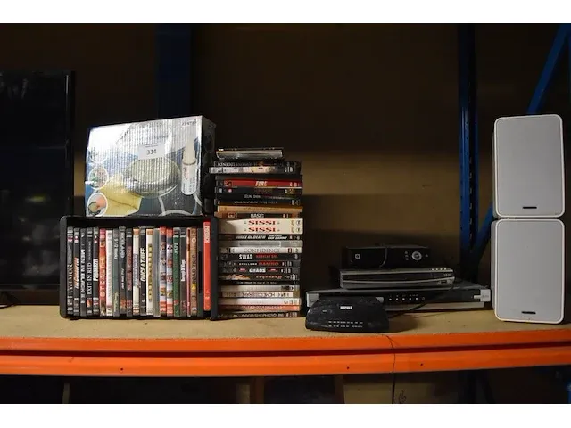Ca. 45 dvd's, 2 dvd spelers, wekkerradio, 2 boxen onkyo - afbeelding 1 van  6