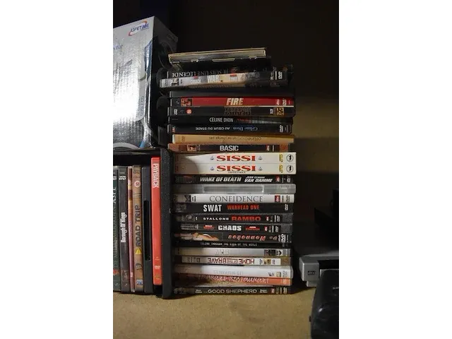 Ca. 45 dvd's, 2 dvd spelers, wekkerradio, 2 boxen onkyo - afbeelding 4 van  6