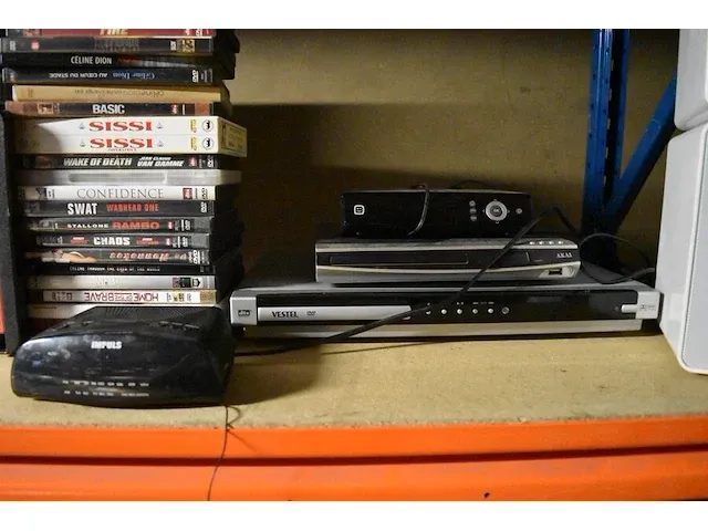 Ca. 45 dvd's, 2 dvd spelers, wekkerradio, 2 boxen onkyo - afbeelding 5 van  6