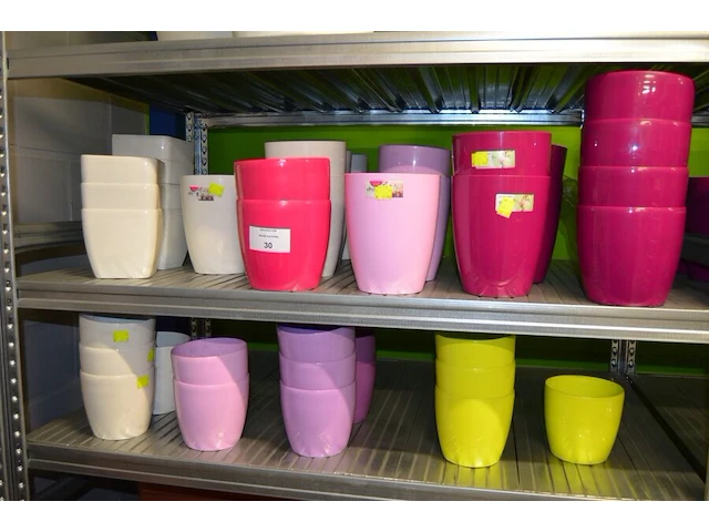 Ca 50 diverse bloempot in diverse kleuren - afbeelding 1 van  8