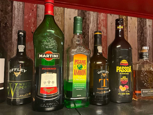 Ca 50 flessen diverse geestrijke drank - afbeelding 2 van  14