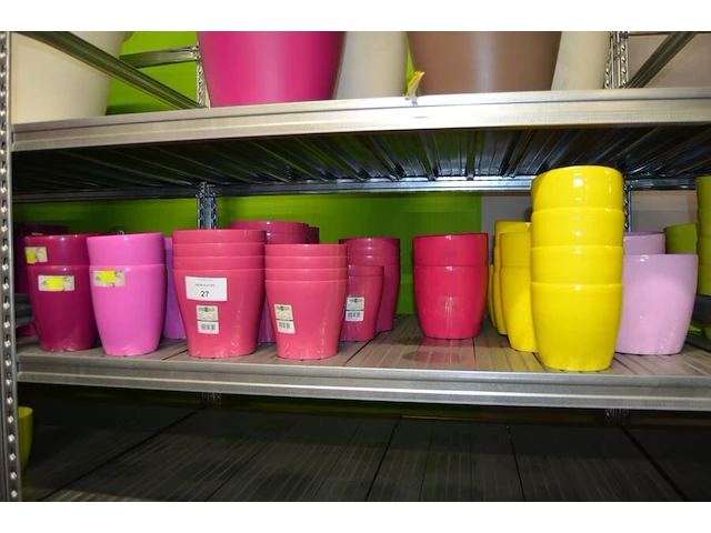 Ca 60 diverse bloempot in diverse kleuren - afbeelding 1 van  6