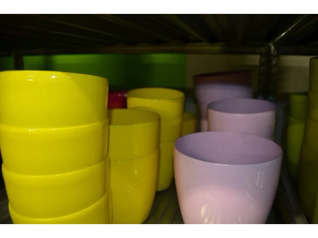 Ca 60 diverse bloempot in diverse kleuren - afbeelding 4 van  6