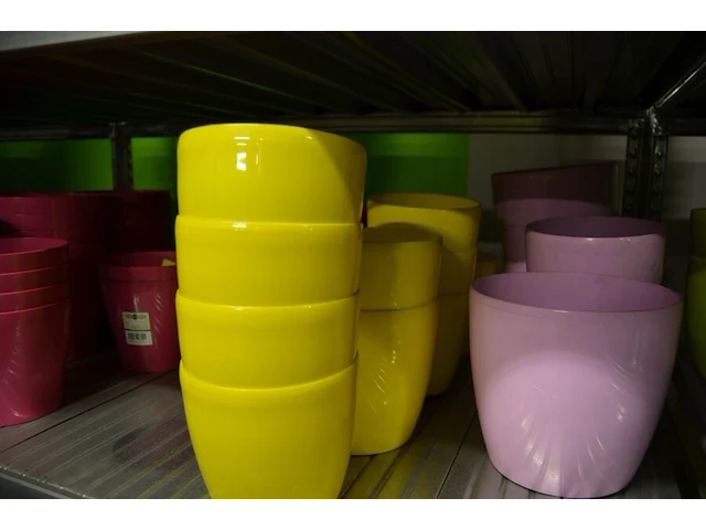 Ca 60 diverse bloempot in diverse kleuren - afbeelding 5 van  6