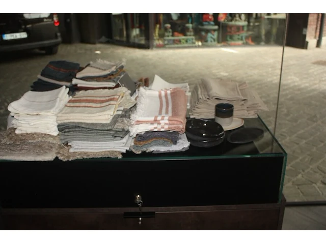 Ca. 66 servetten libeco, 1 koffie tas en 2 onderzetters, ca. 33 place mats libeco, ca. 38 gastendoekjes libeco, 2 zwarte kommetjes (18,19,20,21,29,30,40,41,46,50,51,53,54,56) - afbeelding 1 van  4