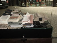 Ca. 66 servetten libeco, 1 koffie tas en 2 onderzetters, ca. 33 place mats libeco, ca. 38 gastendoekjes libeco, 2 zwarte kommetjes (18,19,20,21,29,30,40,41,46,50,51,53,54,56)