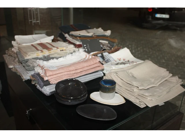 Ca. 66 servetten libeco, 1 koffie tas en 2 onderzetters, ca. 33 place mats libeco, ca. 38 gastendoekjes libeco, 2 zwarte kommetjes (18,19,20,21,29,30,40,41,46,50,51,53,54,56) - afbeelding 2 van  4