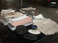 Ca. 66 servetten libeco, 1 koffie tas en 2 onderzetters, ca. 33 place mats libeco, ca. 38 gastendoekjes libeco, 2 zwarte kommetjes (18,19,20,21,29,30,40,41,46,50,51,53,54,56) - afbeelding 2 van  4