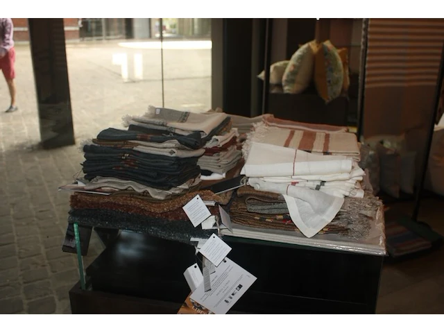 Ca. 66 servetten libeco, 1 koffie tas en 2 onderzetters, ca. 33 place mats libeco, ca. 38 gastendoekjes libeco, 2 zwarte kommetjes (18,19,20,21,29,30,40,41,46,50,51,53,54,56) - afbeelding 3 van  4