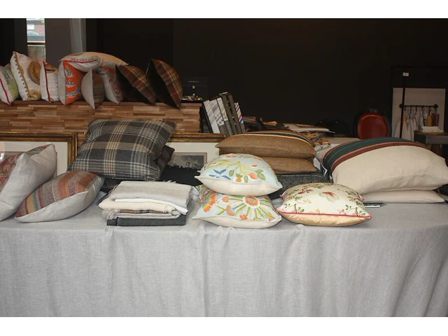 Ca. 8 plaids libeco, 13 kussens: libeco, pierre frey, mulberry, uitschuifbare houten tafel (28,37,38,39,42,55) - afbeelding 1 van  6