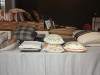 Ca. 8 plaids libeco, 13 kussens: libeco, pierre frey, mulberry, uitschuifbare houten tafel (28,37,38,39,42,55) - afbeelding 1 van  6