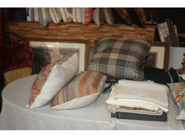 Ca. 8 plaids libeco, 13 kussens: libeco, pierre frey, mulberry, uitschuifbare houten tafel (28,37,38,39,42,55) - afbeelding 3 van  6