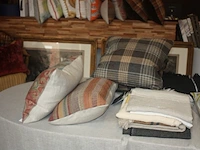 Ca. 8 plaids libeco, 13 kussens: libeco, pierre frey, mulberry, uitschuifbare houten tafel (28,37,38,39,42,55) - afbeelding 3 van  6