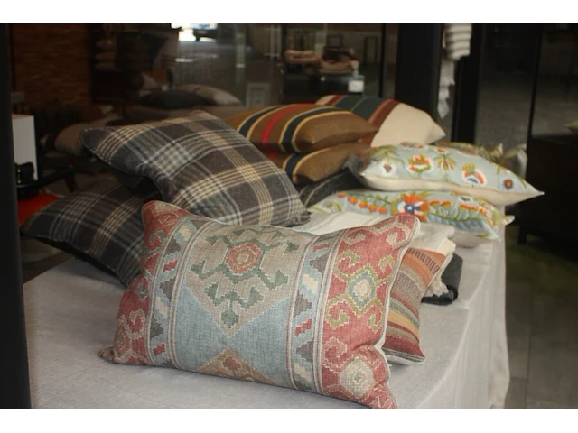 Ca. 8 plaids libeco, 13 kussens: libeco, pierre frey, mulberry, uitschuifbare houten tafel (28,37,38,39,42,55) - afbeelding 4 van  6