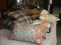 Ca. 8 plaids libeco, 13 kussens: libeco, pierre frey, mulberry, uitschuifbare houten tafel (28,37,38,39,42,55) - afbeelding 4 van  6