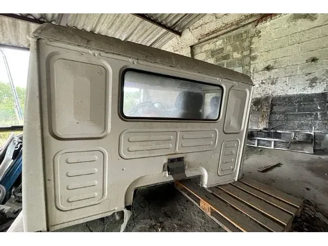 Cabine vrachtwagen man - afbeelding 2 van  4