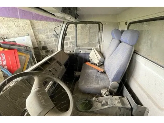 Cabine vrachtwagen man - afbeelding 3 van  4