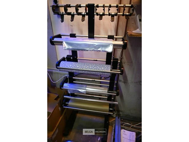 Cadeaupapier rol houder op wielen+ partijiment cadeau lint - afbeelding 1 van  4