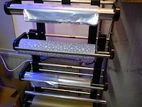 Cadeaupapier rol houder op wielen+ partijiment cadeau lint - afbeelding 1 van  4
