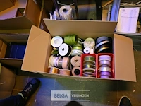 Cadeaupapier rol houder op wielen+ partijiment cadeau lint - afbeelding 3 van  4