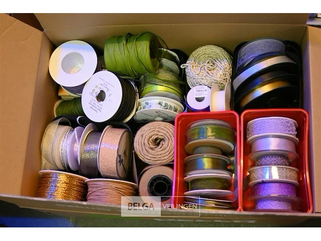 Cadeaupapier rol houder op wielen+ partijiment cadeau lint - afbeelding 4 van  4