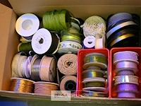 Cadeaupapier rol houder op wielen+ partijiment cadeau lint - afbeelding 4 van  4