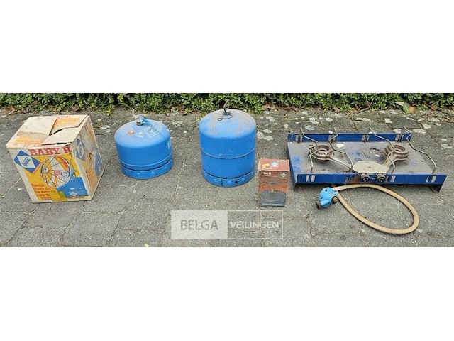 Campinggasfornuis en verlichtingslamp - afbeelding 1 van  1