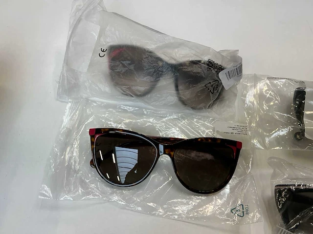 Carolina herrera zonnebril (7x) - afbeelding 4 van  10
