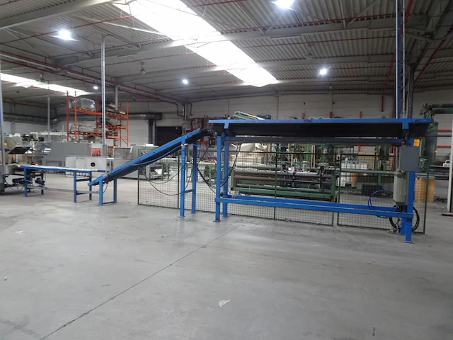 Carpet roll conveyor with automatic eject into trolley - afbeelding 1 van  5