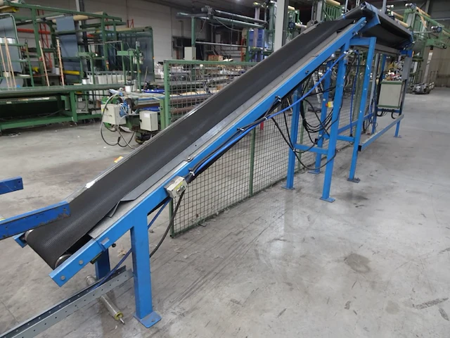 Carpet roll conveyor with automatic eject into trolley - afbeelding 3 van  5