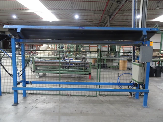 Carpet roll conveyor with automatic eject into trolley - afbeelding 4 van  5