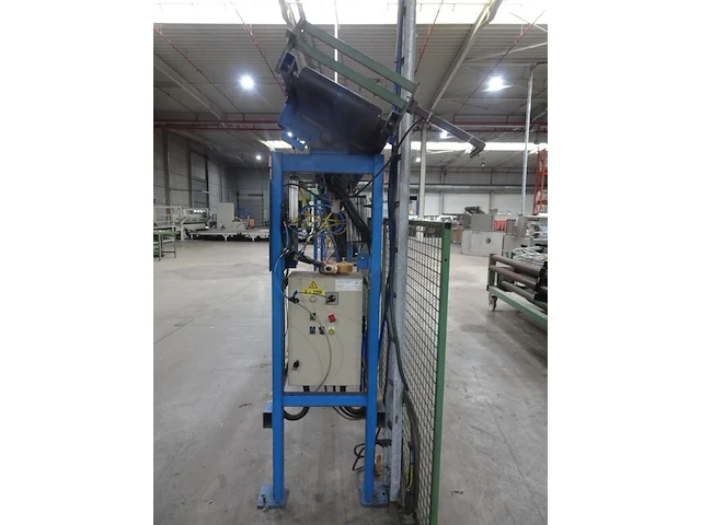 Carpet roll conveyor with automatic eject into trolley - afbeelding 5 van  5