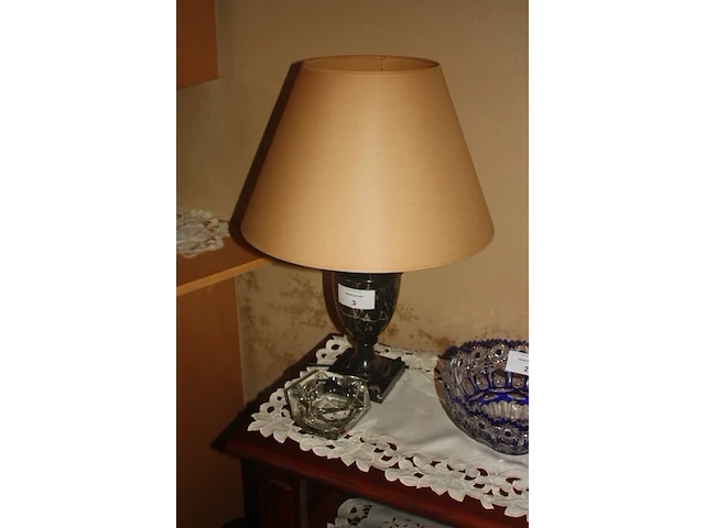 Carrara marmeren leeslamp met kap, kristallen asbak - afbeelding 1 van  4