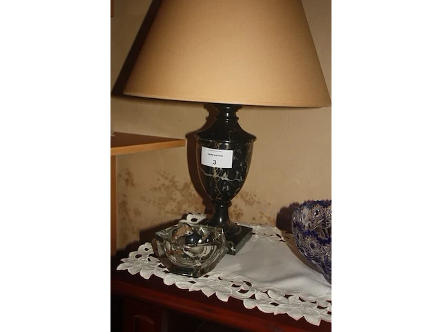 Carrara marmeren leeslamp met kap, kristallen asbak - afbeelding 3 van  4