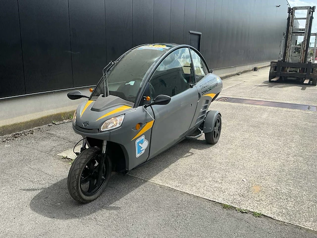 Carver e-scooter met gesloten opbouw - afbeelding 1 van  9