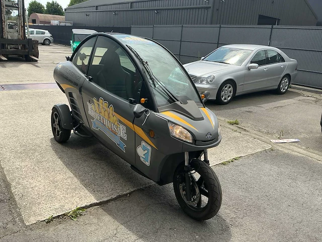 Carver e-scooter met gesloten opbouw - afbeelding 2 van  9