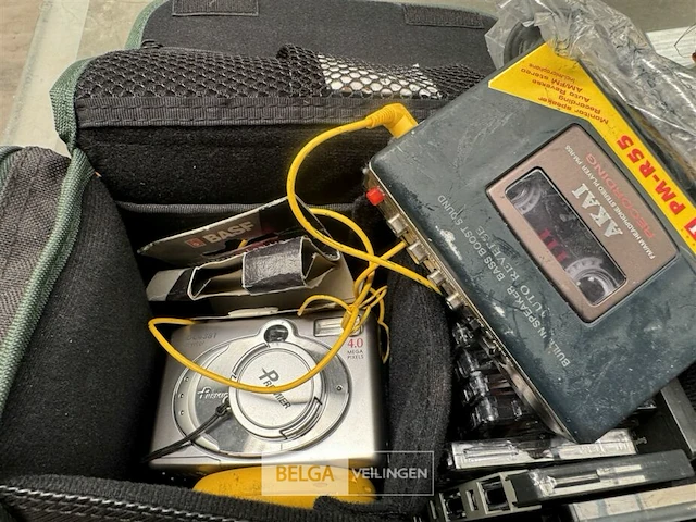 Cassettespeler met casetten - afbeelding 2 van  3