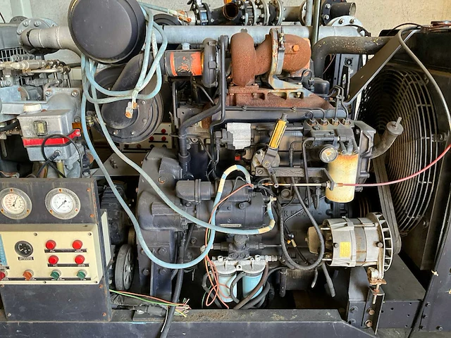 Cat dieselmotor 4 cil 165hp inclusief camiva waterpomp (6x) - afbeelding 16 van  23
