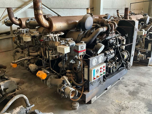 Cat dieselmotor 4 cil 165hp inclusief camiva waterpomp (6x) - afbeelding 12 van  23