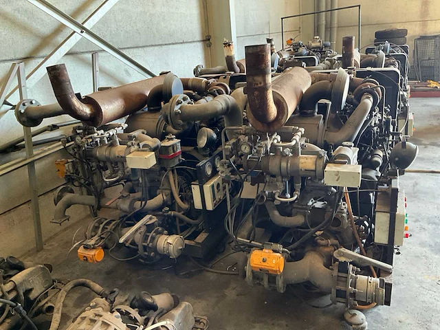 Cat dieselmotor 4 cil 165hp inclusief camiva waterpomp (6x) - afbeelding 17 van  23