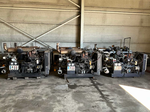 Cat dieselmotor 4 cil 165hp inclusief camiva waterpomp (6x) - afbeelding 18 van  23