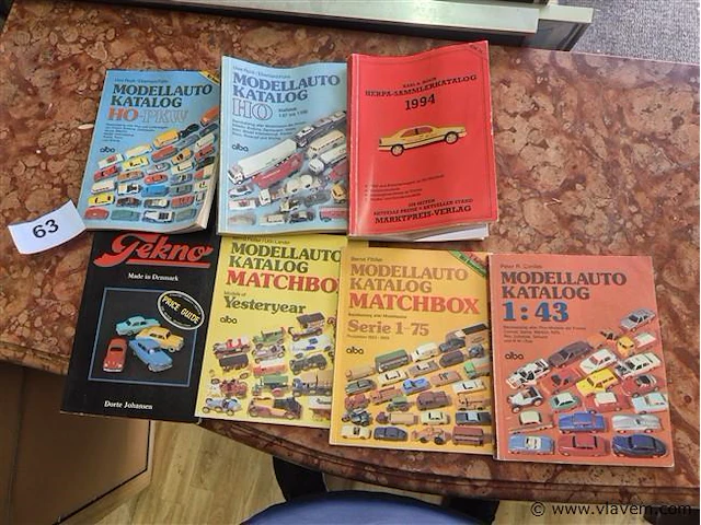 Catalogus miniatuur auto's - afbeelding 1 van  3