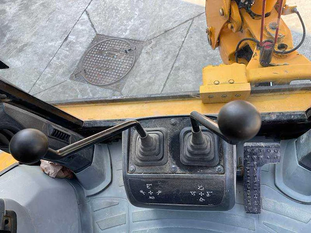 Caterpillar - 428f - graaflaadmachine - 2013 - afbeelding 18 van  33