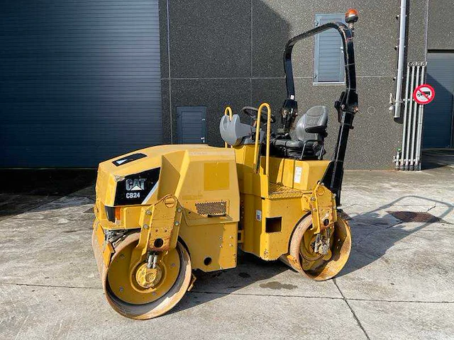 Caterpillar - cb 24 - asfaltwals - 2011 - afbeelding 1 van  15