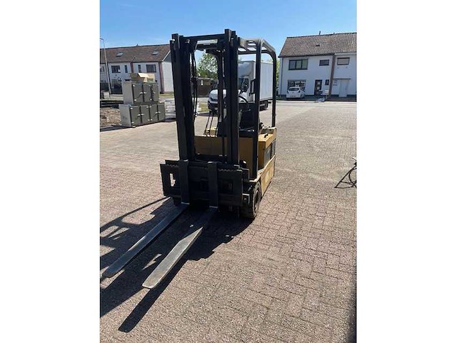 Caterpillar - f30 - vorkheftruck - afbeelding 2 van  4
