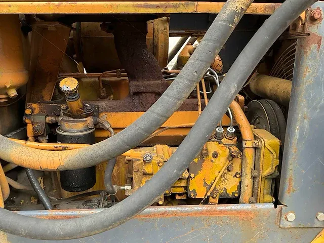 Caterpillar d4e bulldozer - afbeelding 13 van  24