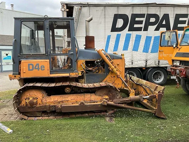 Caterpillar d4e bulldozer - afbeelding 12 van  24