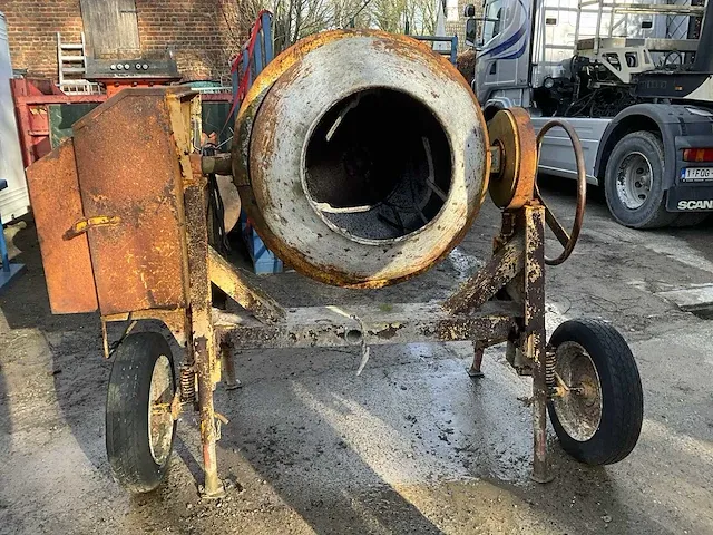 Cementmolen paes - afbeelding 9 van  10