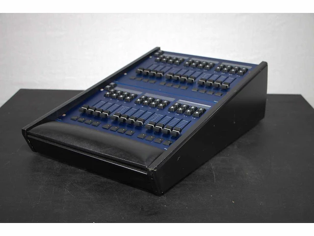 Chamsys - playback wing - light mixing console - afbeelding 12 van  17